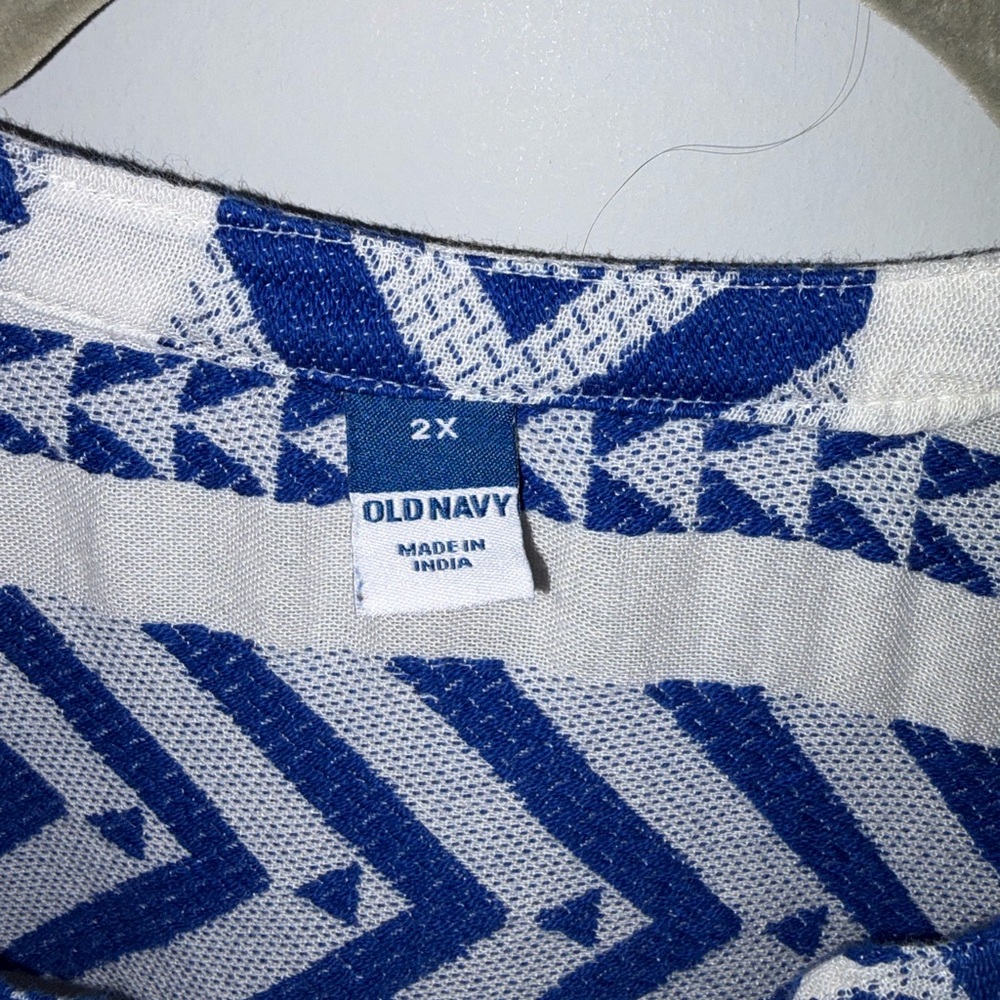Women’s Old Navy V-Neck Aztec Print Blouse 2x - Picture 2 of 7